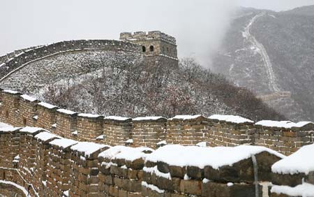  Photo taken on Dec. 10, 2008 shows the snow-covered Mutianyu section of the Great Wall located on the outskirts of Beijing, capital of China. The first snow of this winter fell in Beijing on Wednesday.[Bu Xiangdong/Xinhua]