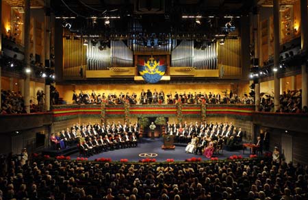 Guests and honorees join the Swedish royal family at the Nobel banquet in the Blue Hall at Stockholm's City Hall Dec. 10, 2008. Ten winners of the 2008 Nobel Prizes in physics, chemistry, medicine, literature and economics received their prizes on Wednesday at a ceremony in Stockholm, the capital of Sweden. [Xinhua]