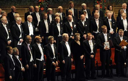 Honorees (1st row) are seen at the Nobel banquet in the Blue Hall at Stockholm's City Hall Dec. 10, 2008. Ten winners of the 2008 Nobel Prizes in physics, chemistry, medicine, literature and economics received their prizes on Wednesday at a ceremony in Stockholm, the capital of Sweden. [Xinhua]