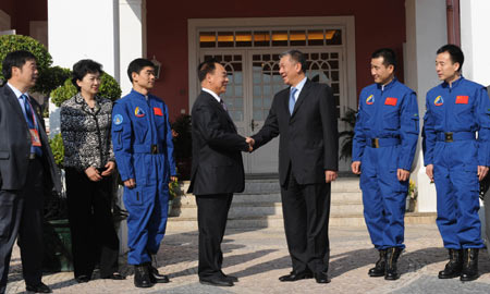 Macao Special Administration Region (SAR) Chief Executive Ho Hau Wah(R3) shakes hands with Shenzhou VII manned space mission delegation prior to their departure from Macao Dec. 10, 2008.[Xinhua]