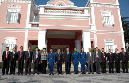 Macao Special Administrative Region Chief Executive Edmund Ho Hau-wah (9th, L) poses for a group photo with the visiting astronauts delegation in Macao of China, Dec. 10, 2008. The three Chinese astronauts, who made the nation's historic maiden space walk with the Shenzhou VII spacecraft, concluded their visit in Macao on Wednesday. [Xinhua]