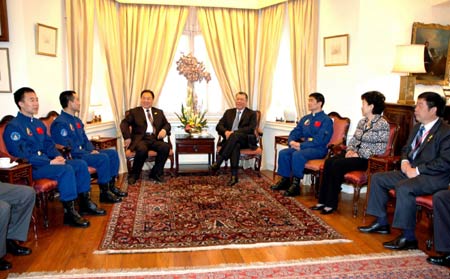  Macao Special Administrative Region Chief Executive Edmund Ho Hau-wah (R, center) holds talks with the three Chinese astronauts, who made the nation's historic maiden space walk with the Shenzhou VII spacecraft, in Macao of China, Dec. 10, 2008. The three astronauts concluded their visit in Macao on Wednesday.[Xinhua]