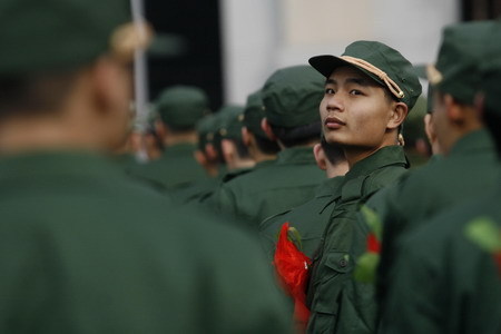 Recruits for the People's Liberation Army wait to board the train at a train station in Tianjin, December 10, 2008. [Xinhua]