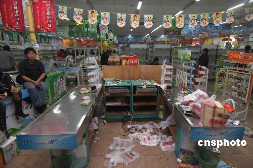 A supermarket in Loudi, Hunan province is a mess after being looted on Wednesday, December 10, 2008. [cnsphoto]