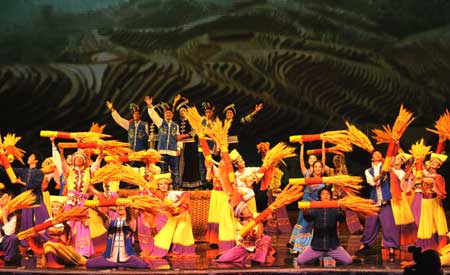  Stagers perform at a gala show in Nanning, capital of southwest China's Guangxi Zhuang Autonomous Region, Dec. 10, 2008. [Xinhua]