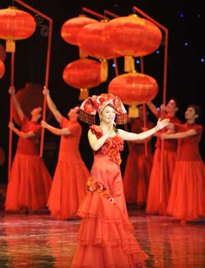 Singer Li Weihong of Zhuang ethnic group performs at a gala show in Nanning, capital of southwest China's Guangxi Zhuang Autonomous Region, Dec. 10, 2008. [Xinhua]