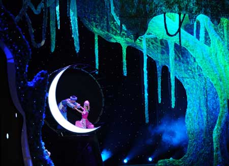 Dancers perform at a gala show in Nanning, capital of southwest China's Guangxi Zhuang Autonomous Region, Dec. 10, 2008. [Xinhua] 