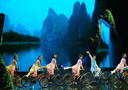  Stagers perform at a gala show in Nanning, capital of southwest China's Guangxi Zhuang Autonomous Region, Dec. 10, 2008. [Xinhua] 