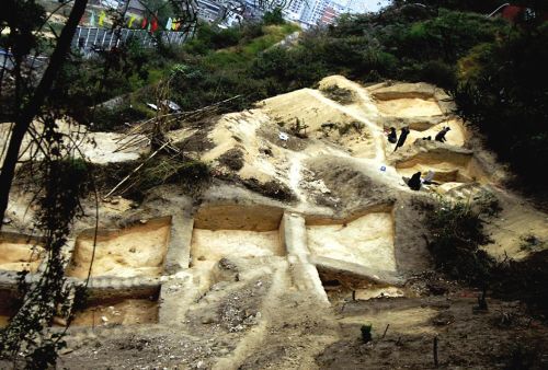 A 3000 year-old group of graves was recently discovered at Luohan Mountain in Fujian, southeast China.