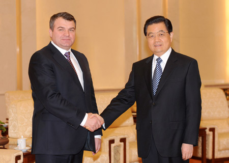 Chinese President Hu Jintao meets with Russian Defense Minister Anatoly Serdyukov in Beijing, China, Dec. 11, 2008. China and Ruusia pledged to enhance strategic and cooperative partnership between the two nations.[Xinhua]