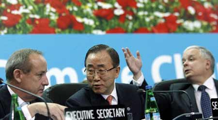 UN Secretary-General Ban Ki-moon (C) speaks to UNFCCC Executive Secretary Yvo de Boer as Polish President Lech Kaczynski (R) gestures during the UN climate change conference in Poznan December 11, 2008. The United Nations softened its tone on the outcome of the marathon Poznan climate talks on Thursday with the UN chief and his top climate official saying that the meeting won't come to final decisions on any major issues on fighting climate change. [Xinhua/Reuters]