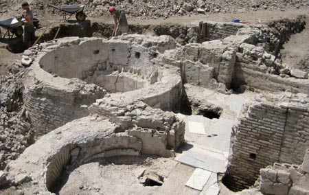 Workers dig around ancient thermal baths at Villa delle Vignacce near Ciampino airport, south of Rome, in an undated photo released Dec. 10, 2008. Excavations at an ancient Roman villa and bath complex in the outskirts of Rome have unearthed a wealth of surprisingly well-preserved artefacts, including the marble head of a Greek god, archaeologists said on Wednesday. [Xinhua/Reuters]