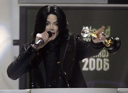 This file photo shows U.S. pop star Michael Jackson receives the Diamond Award during the World Music Awards at Earl's Court in London, November 15, 2006. The gates of Michael Jackson's famed Neverland Ranch and one of the white gloves first unveiled in his 1983 'Billie Jean' video are going up for auction in a 2,000-item sale organized by the self-styled King of Pop. [Xinhua/Reuters] 