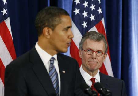  U.S. President-elect Barack Obama (L) introduces former U.S. Senate Majority Leader Tom Daschle (R) as Secretary of the Department of Health and Human Services during a news conference in Chicago, December 11, 2008.[Xinhua/Reuters]