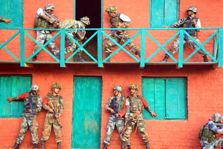 Chinese and Indian soldiers attend the comprehensive drills of the 'Hand in Hand 2008' China-India army joint anti-terrorism training in Belgaum of India, Dec. 10, 2008. The training sessions of the joint anti-terrorism training went on smoothly