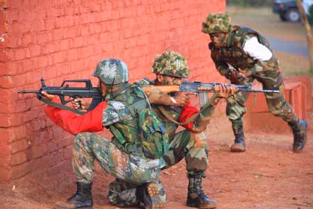 Chinese and Indian soldiers attend the comprehensive drills of the 'Hand in Hand 2008' China-India army joint anti-terrorism training in Belgaum of India, Dec. 10, 2008. [Xinhua]