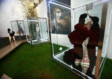  A visitor look at a dress designed by John Galliano for Christian Dior, during an exibition held at the Ullens Center for Contemporary Art at the 798 Art Zone in Beijing, capital of China, Dec. 10, 2008.