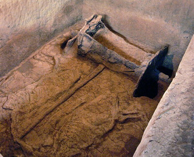 Remains of a chariot and two horses can be seen inside the tomb. 