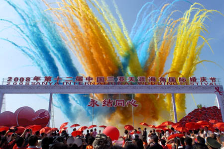 A total of 99 newly wed couples and old couples from home and abroad came to the Huge Rock with Four Characters of 'Tian Ya Hai Jiao (the Remotest Corner of the World)' on the coast south of Sanya City, to attend the 12th Sanya International Wedding Celebration Festival, south China's Hainan Province, Dec. 12, 2008. (Xinhua/Guo Cheng) 