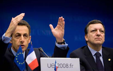 French President Nicolas Sarkozy (L), whose country holds the EU presidency, attends a press conference with European Commission President Jose Manuel Barroso at the EU headquarters in Brussels, capital of Belgium, Dec. 12, 2008.(Xinhua/Xu Jinquan)