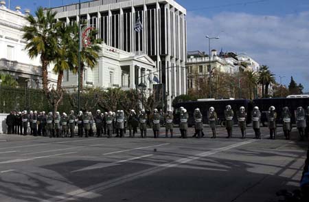Police guards in front of the Greek Parliament during a protest march in Athens, capital of Greece, Dec. 12, 2008. Riot police on Friday clashed with youths on the seventh day of Athens riots triggered by the death of the 15-year-old boy last Saturday. (Xinhua/Yang Shaobo)