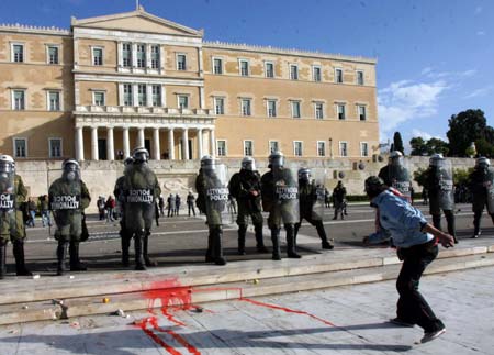 Police guards in front of the Greek Parliament during a protest march in Athens, capital of Greece, Dec. 12, 2008. Riot police on Friday clashed with youths on the seventh day of Athens riots triggered by the death of the 15-year-old boy last Saturday. (Xinhua/Yang Shaobo)