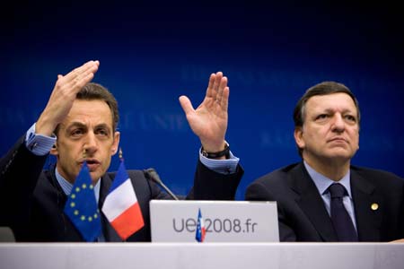 French President Nicolas Sarkozy (L), whose country holds the EU presidency, attends a press conference with European Commission President Jose Manuel Barroso at the EU headquarters in Brussels, capital of Belgium, Dec. 12, 2008.