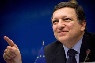 European Commission President Jose Manuel Barroso attends a press conference at the EU headquarters in Brussels, capital of Belgium, Dec. 12, 2008. European Union (EU leaders wrapped up a two-day summit here on Friday with compromised deals on an economic stimulus package, climate change and the Lisbon Treaty. 