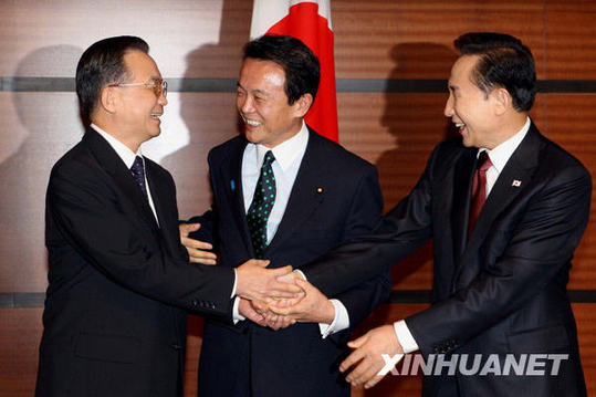 Chinese Premier Wen Jiabao (L) shakes hands with Japanese Prime Minister Taro Aso (C) and South Korean President Lee Myung-bak (R) prior to their tripartite meeting in Fukuoka, Japan, Dec. 13, 2008.