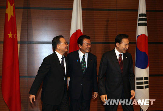 Chinese Premier Wen Jiabao (L), Japanese Prime Minister Taro Aso (C) and South Korean President Lee Myung-bak (R) attend a tripartite meeting in Fukuoka, Japan, Dec. 13, 2008. 