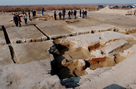 On December 11, 2008, archaeologists from Peking University, Chinese Academy of Social Sciences and Shandong Province investigated the site of a 3000-year-old Shang Dynasty salt workshop. [Wu Zengxiang/Xinhua]