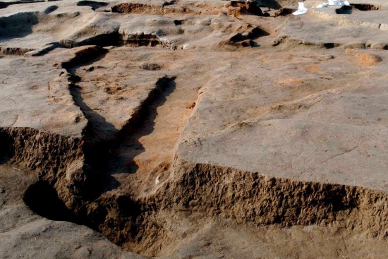 A large Shang Dynasty kitchen range used for boiling-off salt was excavated on December 11, 2008 in Shouguang City, Shandong Province. [Wu Zengxiang/Xinhua]