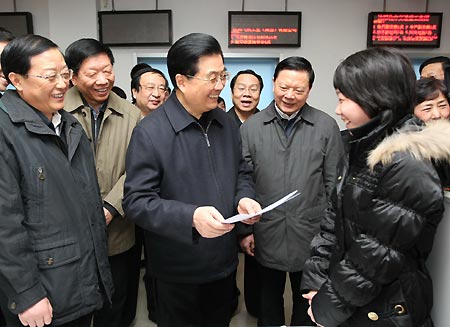 This undated photo shows Chinese President Hu Jintao (C) talks with a job-seeking graduate at the human resource market of Shenyang, capital of northeast China's Liaoning Province. Hu inspected the province from Dec. 12 to Dec. 14, 2008. 