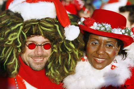 Revellers dressed as Santa Claus partake in the annual 'SantaCon' event in New York Dec. 13, 2008. [Xinhua/Reuters Photo]