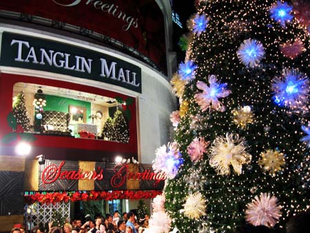 Photo taken on Dec. 6, 2008 shows the Christmas decorations on Orchard Road in Singapore. Orchard Road, the country's main shopping belt, has been adorned with a 4-kilometer neon lamp decorations to welcome the upcoming Christmas. 