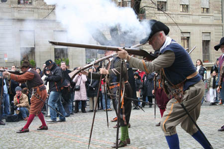 Hackbuteers shoot during the celebration of L'Escalade in Geneva's Old Town, Switzerland, Dec. 13, 2008. The L'Escalade (scaling the wall) was celebrated here on Saturday to commemorate the city's defeat of a surprise attack on Dec. 11, 1602. [Xinhua]