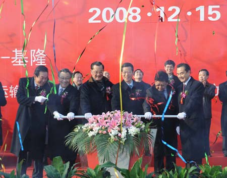 Chen Yunlin, Li Shenglin, Lien Chan, Zhang Gaoli, Zheng Wantong, and Wang Yi attend the ceremony marking the start of direct sea transport between China's mainland and Taiwan in north China's Tianjin port, Dec. 15, 2008.