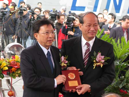 Liu Chao-shiuan (L), head of Taiwan's 'Executive Yuan', presents a plaque commemorating the direct sea transport to a representative of the shipping companys at a ceremony marking the start of direct sea transport between the Chinese mainland and Taiwan at Keelung Harbor of southeast China's Taiwan, Dec. 15, 2008.