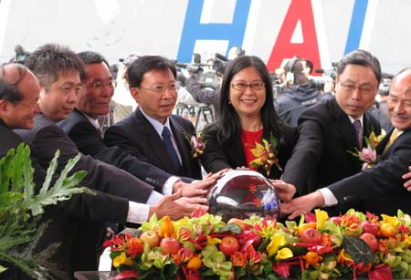 People attend a ceremony marking the start of direct sea transport between the Chinese mainland and Taiwan at Keelung Harbor of southeast China's Taiwan, Dec. 15, 2008. The Chinese mainland and Taiwan started direct air and sea transport and postal service Monday morning. 