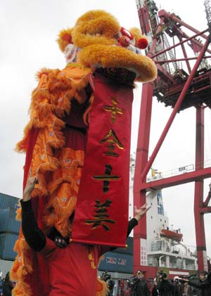 People perform lion dance at a ceremony marking the start of direct sea transport between the Chinese mainland and Taiwan at Keelung Harbor of southeast China's Taiwan, Dec. 15, 2008. 