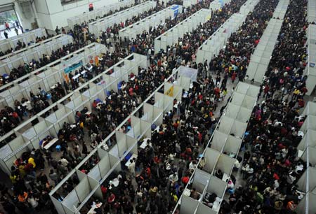 Job seekers crowd a job fair in southwest China&apos;s Chongqing Municipality Dec. 14, 2008. A job fair kicked off here on Sunday with over 10,000 jobs vacancies provided by more than 300 enterprises. 