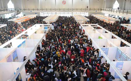 Students crowd a job fair in Beijing, capital of China, Dec. 14, 2008. More thyan 20,000 postgraduates visited on Sunday the special job fair which offered over 142,000 positions by more than 700 enterprises.