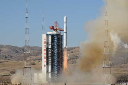 The Long March-4B rocket carrying the remote-sensing satellite 'Yaogan V' blasts off from the Taiyuan Satellite Launch Center in north China's Shanxi Province, December 15, 2008. [Xinhua] 