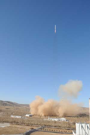 The Long March-4B rocket carrying the remote-sensing satellite 'Yaogan V' blasts off from the Taiyuan Satellite Launch Center in north China's Shanxi Province, December 15, 2008. [Xinhua] 