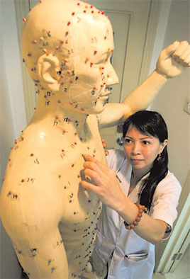 Indonesian doctor Foe Tai Ling studies acupuncture and other aspects of traditional Chinese medicine in Beijing. [China Daily] 