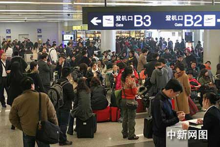 The Shuangliu International Airport in Chengdu, the capital of southwest Sichuan Province, was closed for six and a half hours on Tuesday by fog, delaying hundreds of flights and stranding more than 10,000 passengers. 