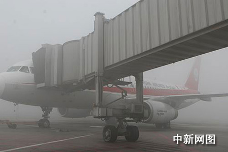 The Shuangliu International Airport in Chengdu, the capital of southwest Sichuan Province, was closed for six and a half hours on Tuesday by fog, delaying hundreds of flights and stranding more than 10,000 passengers. 