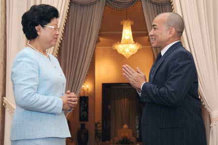 Cambodian King Norodom Sihamoni (R) meets with Chen Zhili, vice chairwoman of the Standing Committee of the Chinese National People's Congress, in Phnom Penh Dec. 15, 2008. Chen Zhili arrived in Cambodia on Dec. 12 for a five-day visit. 