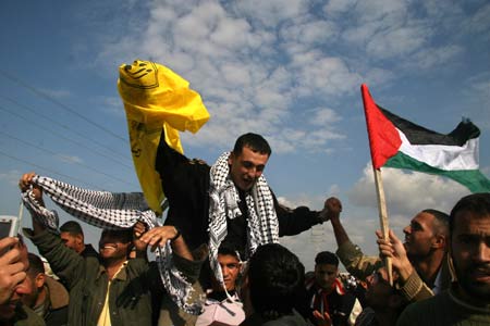 Relatives welcome Palestinian prisoners who was freed at Erez crossing point in northern Gaza Strip, Dec. 15, 2008. Israel released 224 Palestinians held in its prisons on Monday, nearly a week later than planned, in a move it described as a goodwill gesture to Palestinian President Mahmoud Abbas. 
