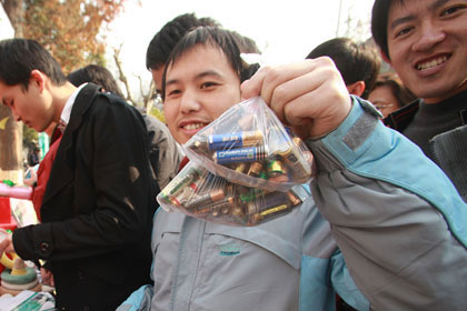 A student hands in waste batteries on Monday at an environmental protection campaign launched at Shanghai University's Yanchang campus. The campaign encourages students to manage their electronic waste, including CRT screens, batteries, rechargers, MP3 players and cell phones. Students handing in electronic waste can get a reward including stuffed toys and stationery. [Shanghai Daily] 